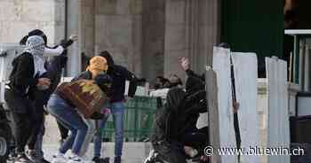 Palästinenser werfen mit Steinen. Erneut Zusammenstösse vor Al-Aksa-Moschee. - blue News