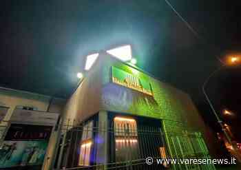 Il foyer del Giuditta Pasta di Saronno si colora di arte con l'artista Enrico Cazzaniga - varesenews.it