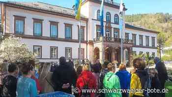 Zeichen gegen den Krieg - Schweigeminute vor dem Schramberger Schloss - Schwarzwälder Bote