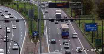 Rechterrijstrook versperd op Antwerpse Ring ter hoogte van Linkeroever - Het Laatste Nieuws