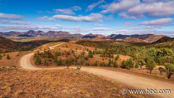Australia's trail where life began - BBC