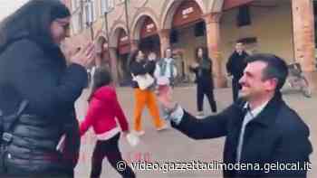 Carpi. 'Mi vuoi sposare?' proposta di matrimonio a sorpresa in piazza Martiri - Gazzetta di Modena