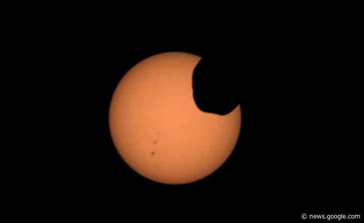 Mars' death-spiraling moon captured in gorgeous eclipse video - Livescience.com