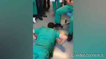 Salerno, il nuovo video delle flessioni agli specializzandi: «One, two, three...» - Corriere TV
