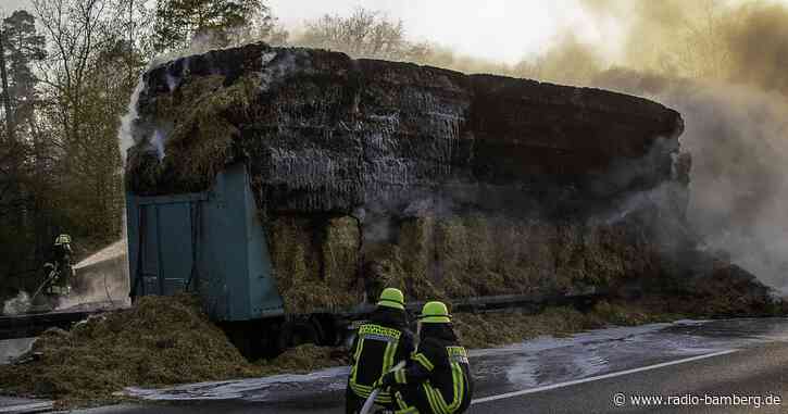 Stroh-Anhänger brennt auf A3 völlig aus