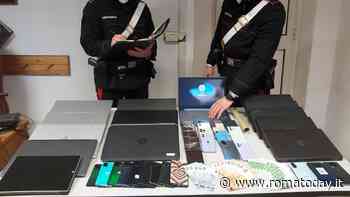 Il ricettatore con 14 pc e 29 smartphone rubati nella camera d'albergo