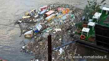 Dieci tonnellate di rifiuti in 2 anni bloccate dalle barriere su Tevere e Aniene