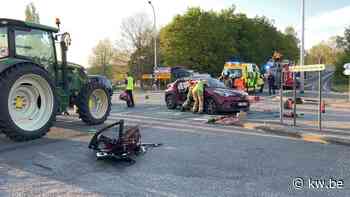 Tractor boort zich in personenwagen in Beernem, drie inzittenden overgebracht naar ziekenhuis - KW.be