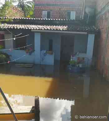 Cheia do Rio Joanes deixa casas de Catu de Abrantes debaixo d'água e moradores ilhados - bahianoar.com