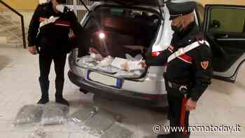 Il bagagliaio è stupefacente: venti chili di droga in un vano nascosto