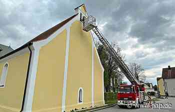 Taube hängt am Glockenturm fest: Feuerwehr befreit das Tier - Passauer Neue Presse - PNP.de