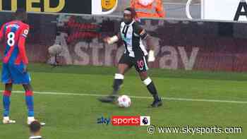 Allan Saint-Maximin's 'dancing feet' stepovers against Crystal Palace - Sky Sports