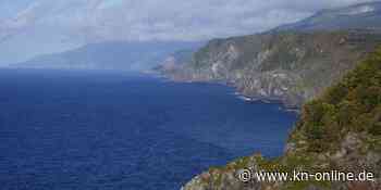 Ausflugsboot vor Japans Küste im Meer versunken