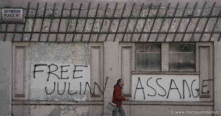 “Bloccate l’estradizione di Assange”: i parlamentari italiani scrivono alla ministra inglese. “Rischia di essere un ammonimento alla stampa”