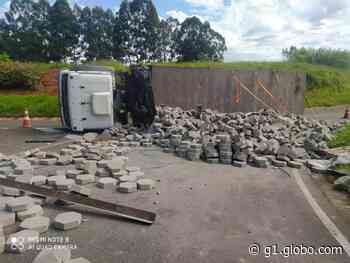 Caminhão tomba e espalha lajotas de concreto em vicinal entre Piraju e Tejupá - g1.globo.com