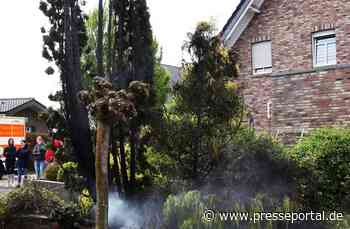 FW Gangelt: Brennender Baum droht auf Wohnhaus überzugreifen