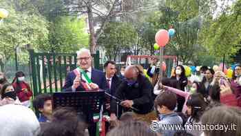 Inaugura area ludica a Cinecittà: Gualtieri consegna nuovi giochi ai bambini del quartiere