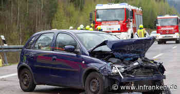 A73 bei Coburg: Massiver Stau nach Unfall - Fahrer kracht in Leitplanke