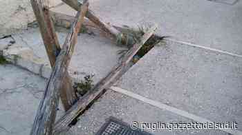 Ancora atti vandalici nella notte a Trani. Divelta la staccionata di Baia Colonna - Gazzetta del Sud