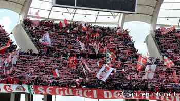 Calcio, Bari-Palermo nella domenica della festa biancorossa per la B. In serata squadra in giro per la città a bordo del bus scoperto - La Repubblica