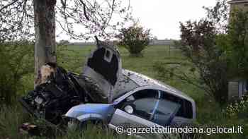 San Felice. Sbanda e si schianta contro un platano - La Gazzetta di Modena