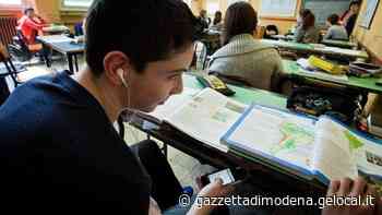 Modena Scuola, limiti all'uso del cellulare in classe: non convince il divieto delle chat - La Gazzetta di Modena