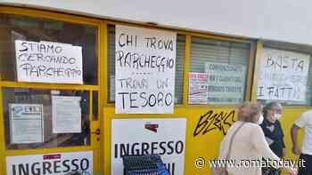 Via Chiana, iniziano (finalmente) i lavori per riaprire il parcheggio