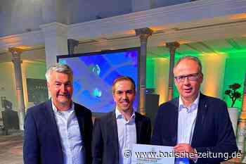 Weltmeister Philipp Lahm überreicht dem SC Lahr die Urkunde - Lahr - Badische Zeitung