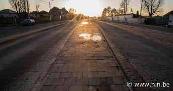 Vrachtwagen in schaar op veld op weg naar Franse grens - Het Laatste Nieuws