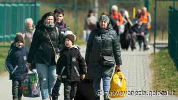 Jesolo, inizia la stagione e finisce la solidarietà. «Spostate i profughi dagli alberghi» - La Nuova Venezia