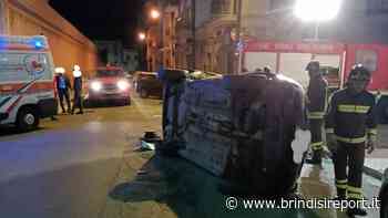 Incidente tra due auto in città: una si ribalta, tre feriti - BrindisiReport