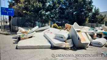 Rifiuti, emergenza ingombranti a Crotone. Akrea ricorre all’affidamento diretto - Gazzetta del Sud - Edizione Catanzaro, Crotone, Vibo