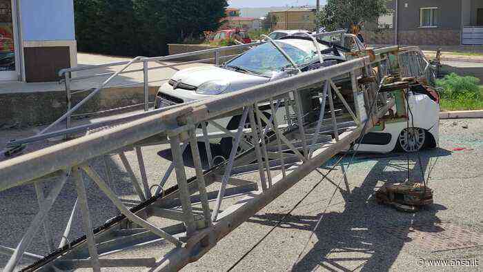 Crolla gru in quartiere Crotone, nessun danno alle persone - Agenzia ANSA