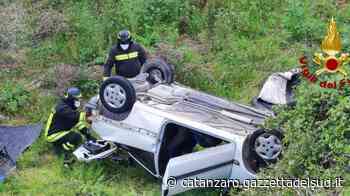 Crotone, auto si capotta tra Corazzo e Scandale: cinque giovani feriti, una ragazza è grave - Gazzetta del Sud - Edizione Catanzaro, Crotone, Vibo