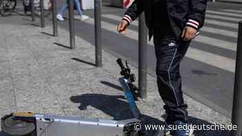 Verkehr - Frankfurt am Main - Gelbe Karten für E-Scooter-Falschparker - Wirtschaft - Süddeutsche Zeitung - SZ.de
