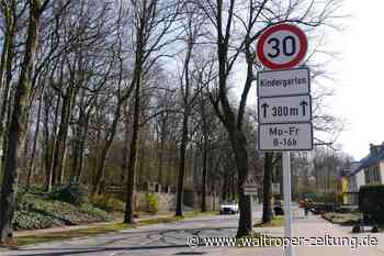 Unfall auf der Hülsstraße: 19-Jährige landet mit ihrem Auto an einem Baum - Waltroper Zeitung