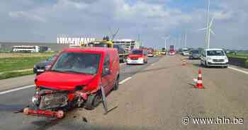 Auto crasht tegen middenberm op E17 | Lokeren | hln.be - Het Laatste Nieuws