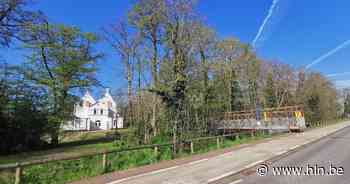 Tijdelijke voetgangersbrug leidt naar kasteel Ter Borcht | Meulebeke | hln.be - Het Laatste Nieuws