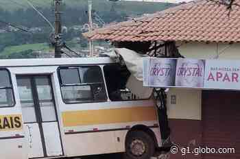 Ônibus rural bate em muro de bar e deixa feridos em Itapeva - Globo