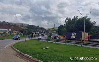 Motorista morre após carreta tombar na Fernão Dias, próximo a Itapeva, MG - Globo