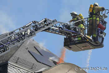 Chemnitz: Dachstuhl in Flammen - Feuer zerstört Wohnhaus in Mittelsachsen - TAG24