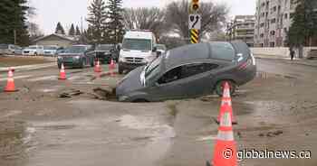 City of Saskatoon issues warning to motorists after vehicle gets stuck in sinkhole - Saskatoon | Globalnews.ca - Global News