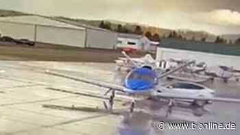 Tesla im Autopilot kracht in Privatjet – das Netz lacht