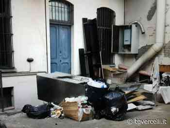 Questo è un cortile di Vercelli nell'anno di grazia 2022: ci domandiamo come sia possibile - tgvercelli.it