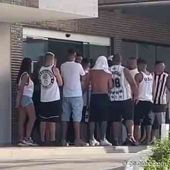 Torcedores do Santos discutem com Edu Dracena na saída de hotel em Salgueiro; veja vídeo - Globo