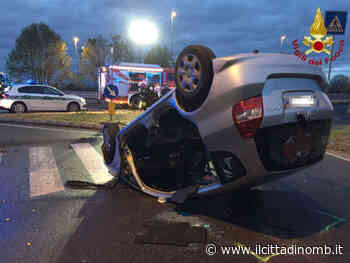 Auto ribaltata all'alba in via Fermi a Monza - Il Cittadino di Monza e Brianza
