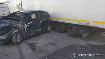 Incidente all'alba in via Crispi a Palermo, auto su un camion parcheggiato: grave un giovane - Giornale di Sicilia