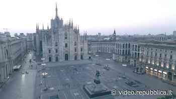 Il dj Joe T Vannelli saluta in piazza Duomo la nuova alba di Milano - Repubblica TV
