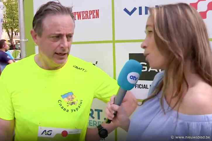 Burgemeester Bart De Wever arriveert aan de finish van de 10 Miles: “Het ging voor geen meter”