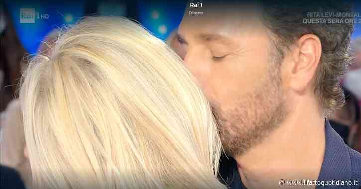 Domenica In, Mara Venier si alza in piedi e incalza Raoul Bova: “Fammi vedere come l’hai baciata Madonna”